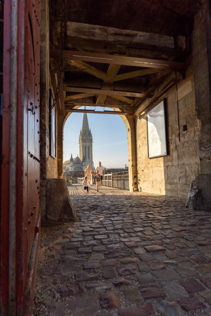 Photographie de la ville de Caen et son chateau avec une famille qui s'amuse