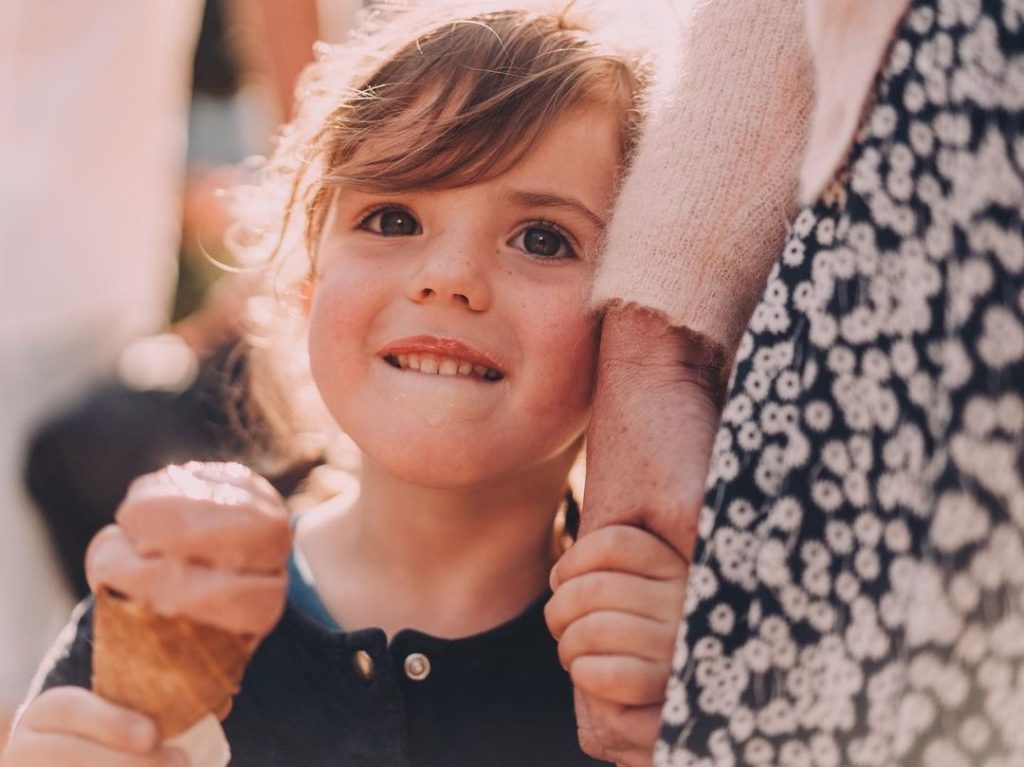 enfant mangeant une glace à cabourg