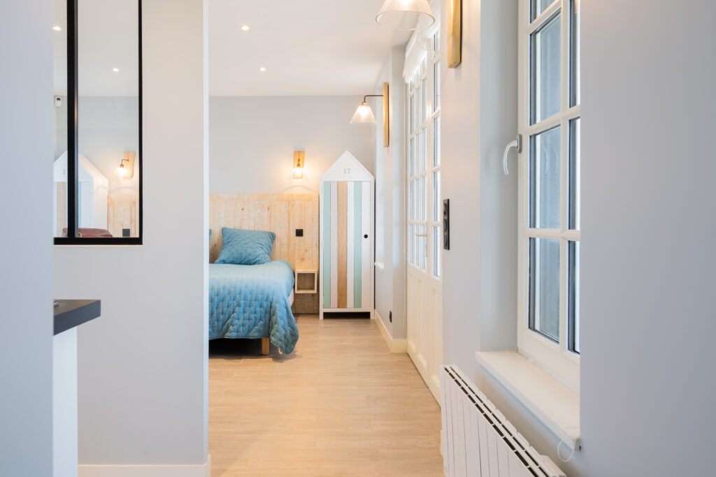 Chambre claire avec lit et décoration minimaliste, appartement à Caen